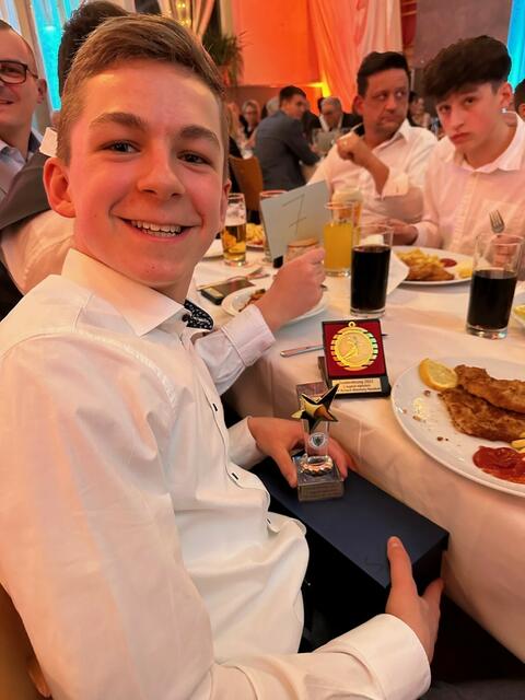 Handball C-Jugend Mannschaftsführer Max Kreutmayr mit der Medaille der Spieler und dem Pokal des Teams