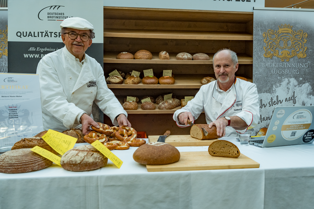 Fünf Bäckereien der Bäcker-Innung Augsburg stellten sich am 5. und 6. Januar in der Augsburger City-Galerie der freiwilligen Brot- und Semmelprüfung durch das Deutsche Brotinstitut e.V. aus Berlin. Im Bild Brotprüfer Manfred Stiefel (rechts) und Hansjörg Knoll vom Friedberger Landbrot | Foto: FSeventfoto