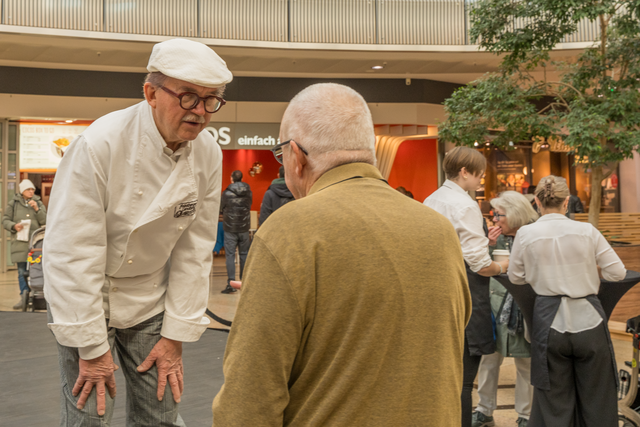 Fünf Bäckereien der Bäcker-Innung Augsburg stellten sich am 5. und 6. Januar in der Augsburger City-Galerie der freiwilligen Brot- und Semmelprüfung durch das Deutsche Brotinstitut e.V. aus Berlin. Viele City-Galerie-Besucher nutzten die Gelegenheit zum beratenden Kundengespräch mit den Bäckern | Foto: FSeventfoto