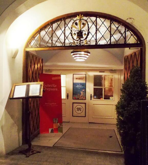 Der Eingang zum Gasthof „Mohren“ am Landsberger Hauptplatz (Nr. 148) mit dem MarriageWeek-Motto "Gutes für Ehepaare" | Foto: Archiv des Landsberger MarriageWeek-Forums