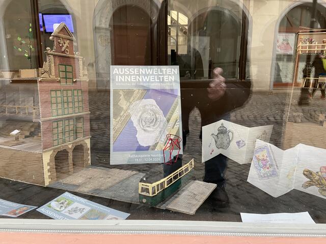 Fenster des Bürgerbüros mit Arbeiten von Schülerinnen und Schülern.