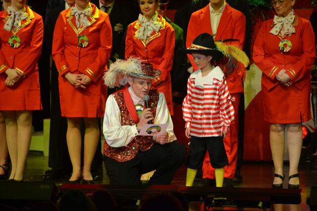 Sitzungspräsident Holger Franz bedankte sich beim KOL-LA-Männchen Elias Strempfl. | Foto: Peter Metzger