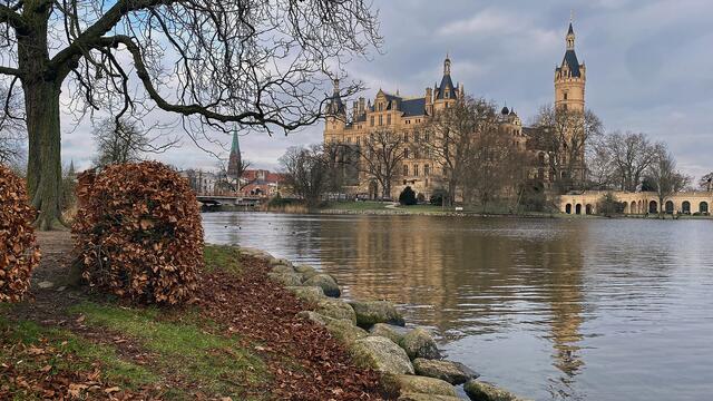 Sichtachse vom Schlossgarten zur Schlossinsel, die sich im Schweriner See befindet. Foto: Helmut Kuzina