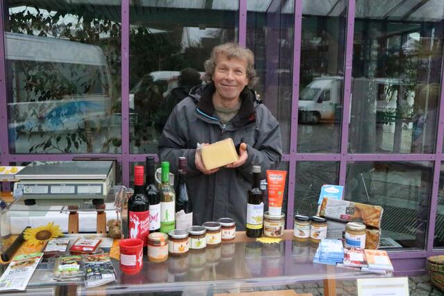 Biofeinkoststand "Gute Gaben", Standbesitzer: Peter Müller. Er bietet eine vielfältige Käseauswahl, vegetarische Alternativen und leckere Feinkostspezialitäten an.