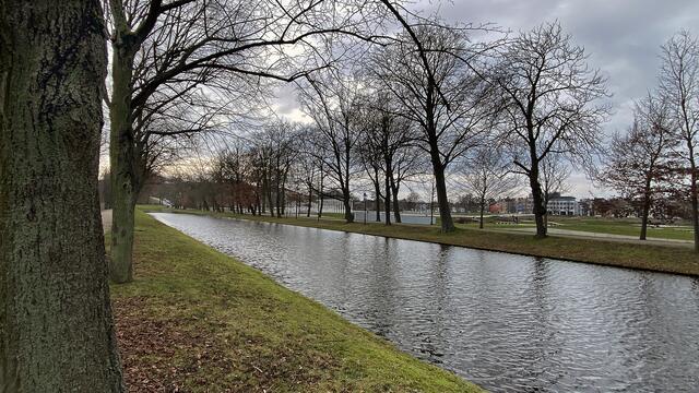 Im Schlossgarten führen Spazierwege entlang der vielen Kanäle. Foto: Helmut Kuzina