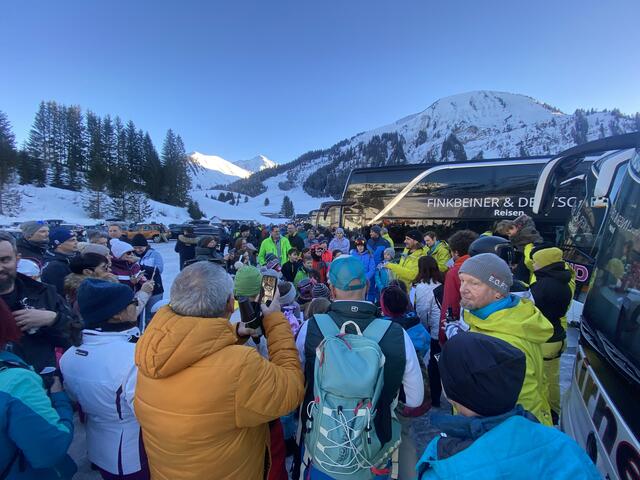 Am letzten Tag fand vor Abfahrt der Busse eine kleine Siegerehrung des Skikursrennens statt. | Foto: Peter Metzger