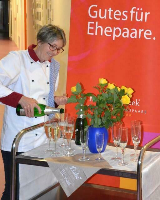 Das Koch-Event mit dem Motto „Männer kochen für ihre Frauen“ findet schon seit Jahren positive Resonanz, so dass dieses Jahr dafür zwei Termine angeboten werden mussten. – Das Foto wurde vor einigen Jahren bei einer solchen Veranstaltung in der Kauferinger Montessori-Schule aufgenommen.  | Foto: Archiv des Landsberger MarriageWeek-Forums 
