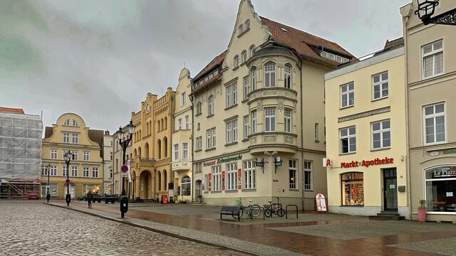 Die Westseite des Marktplatzes. Foto: Helmut Kuzina