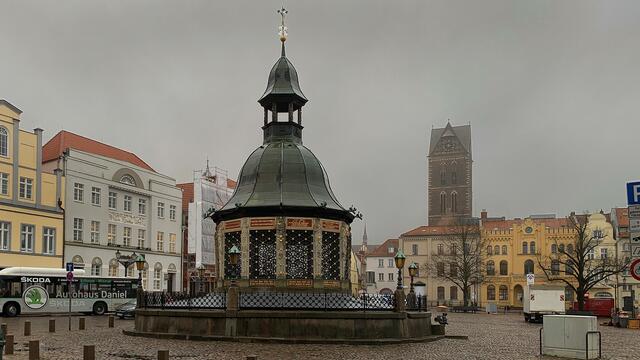 Auf dem Marktplatz setzt der Brunnenpavillon „Wasserkunst“ im Stil der Renaissance einen besonderen Akzent - auch bei grauem Februarwetter. Foto: Helmut Kuzina