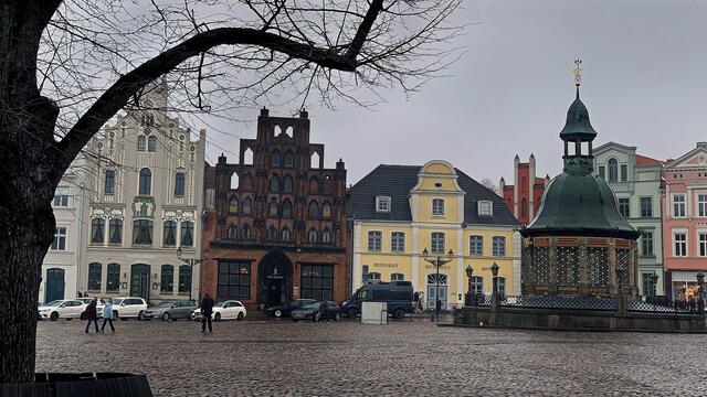 Die Ostseite des Marktplatzes mit den historischen Giebelhäusern. Foto: Helmut Kuzina