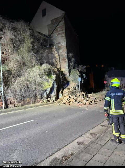 Bergrutsch in Nebra am Samstag !
Die Feuerwehr hat sofort gesichert . | Foto: MW-FotoNebra