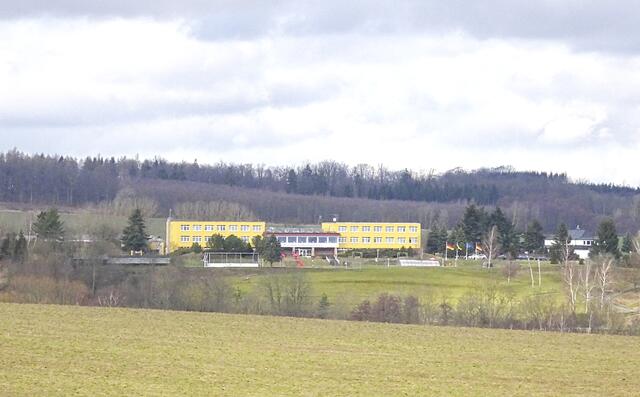 Blick vom Stolberger Weg auf das Panorama Ferien Hotel Harz in Güntersberge