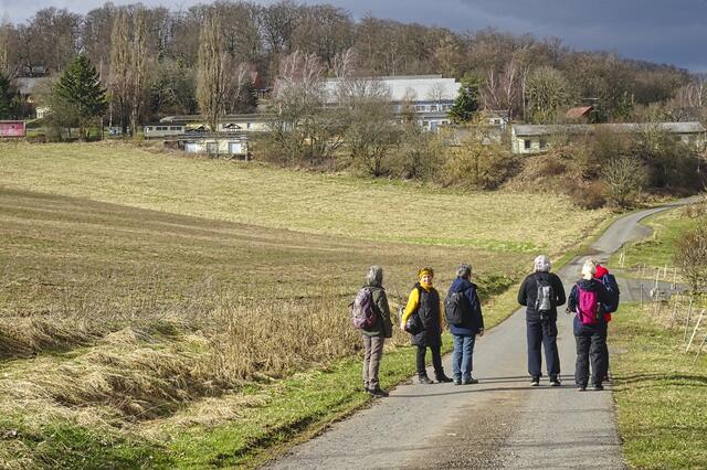 auf dem Stolberger Weg - im Hintergrund das KIEZ . Das Kinder- und Erholungszentrum Güntersberge diente vorübergehend als Erstaufnahmeeinrichtung für ukrainische Flüchtlinge. Zurzeit ist im kompletten Gebäudekomplex Leerstand