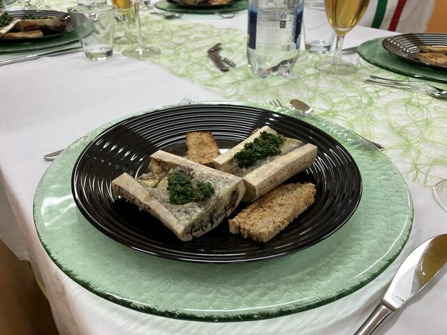 So wurden die gratinierten Markknochen als kulinarischer Auftakt serviert. Dazu passte natürlich ein "Zünftiges Fränkisches Wirtshausbier".