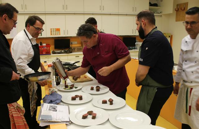 Das Selleriepüree draufgespritzt (Ralph Hausbalk in Aktion) mit Sauce drapiert und auf den Tisch. Mahlzeit!