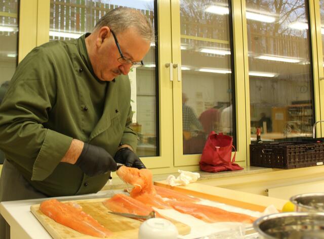 Der Chef des WKC Artur Silva zieht hier die Gräten aus der Lachsforelle. 