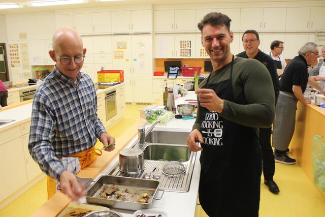 Martin Klaus, der Matador des Hauptgerichts "Wild" präsentiert hier die "grüne Beilage" - Pak Choi, auch Pak Choy, im Deutschen Chinesischer Senfkohl oder Chinesischer Blätterkohl. 