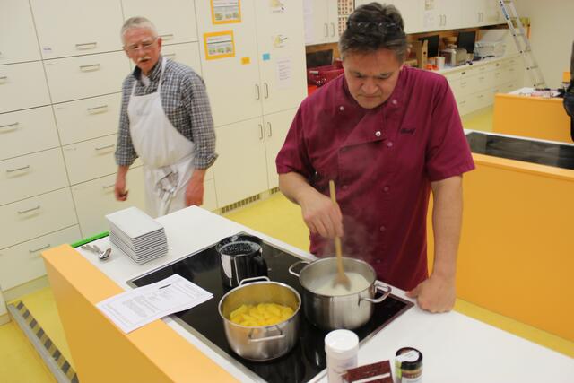 Jetzt geht's an den Abschluss des Kochabends, an die "Mächtig"e-Kakaophonie - Kakao-Risotto mit Orangen. Ralph Hausbalk rührt die Milch, in die der Risotto-Reis kommt. Dann heißt es rühren, rühren, rühren. Georg Lipp scheint etwas skeptisch zu sein, aber egal, er geht zum Schnupfen und hat ja schon die Gletscherprise in der Hand. 