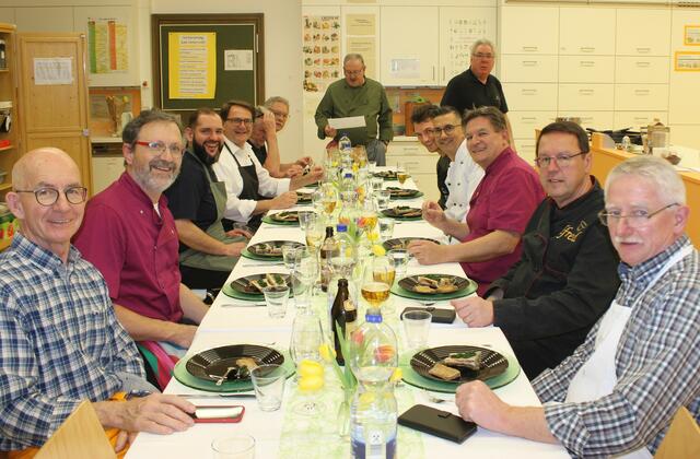 Artur Silva, der Maitre des Männer-Kochclubs, leitete den Koch-Abend offiziell ein. Alle 14 Köche freuen sich, dass es nach 2 1/2 stündiger Vorbereitungszeit endlich etwas zum Essen gibt. 
