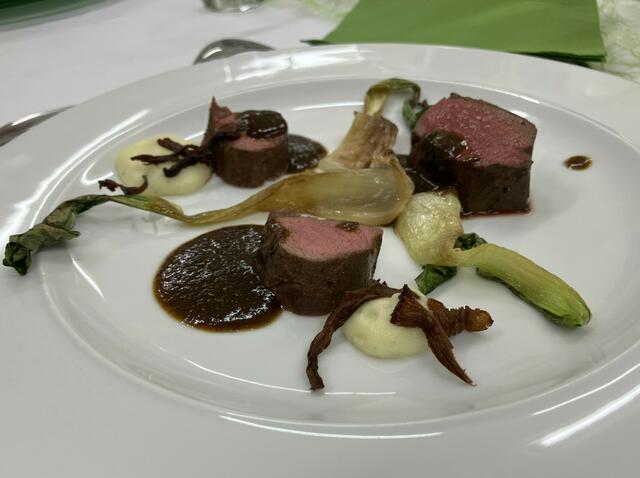 "Wild" in Vollendung, so könnte man diesen Teller beschreiben. Es schmeckte auch vorzüglich und das Fleisch zerging auf der Zunge. Die asiatischen Gewürze waren nicht dominat, eher dezent. Die Wildsauce war einfach große Klasse; Schade, dazu hätten ein paar Spätzle oder asiatisch, Basmatireis gepaßt.