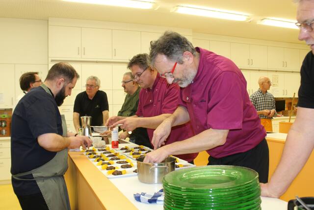 Zum letzten Mal an diesem Kochabend wird angerichtet - das süße "Mächtig" Dessert. 