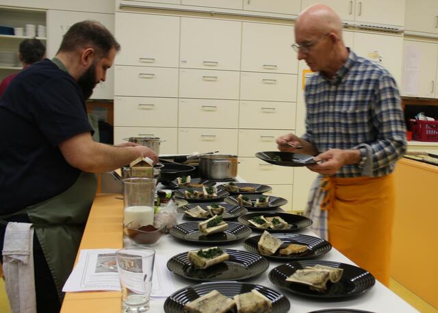 Johannes Steichele (links) und Klaus Hill richten hier das Amuse-Gueule an. Hill gibt noch etwas Fleur de Sel auf das Chimichurri.