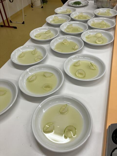 Im Apfelsud mit hauchdünnen Apfelscheiben  wird der erste Gang angerichtet.