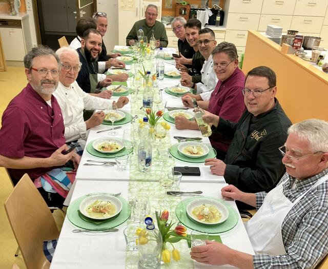 "Zum Tafeln saßen froh am Tisch die Köche, zum Genießen einen köstlichen Fisch. Laßt es Euch munden, am Besten schmeckt's frisch".