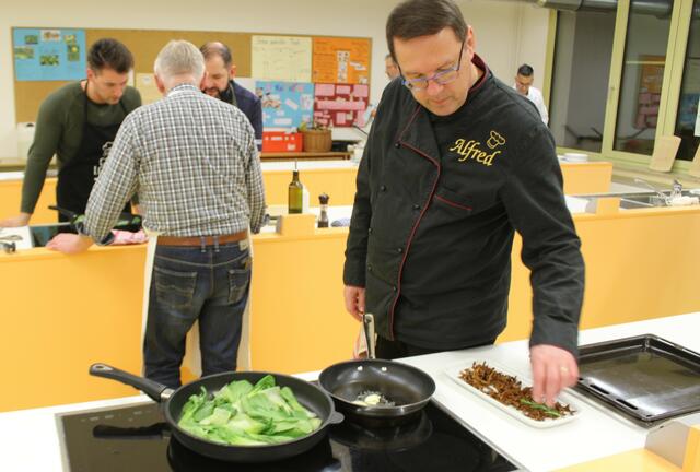 Alfred Zinsmeister röstet hier kurz vor dem Anrichten den Pak Choi in Butterschmalz kurz an.