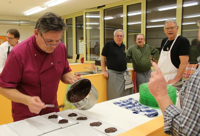 Das Kakao-Risotto, von Ralph Hausbalk gemacht, wird angerichtet - aufgepaßt?