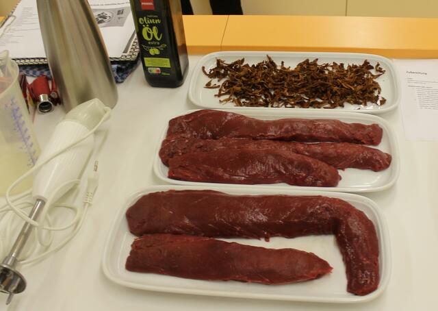 Da lacht doch das Herz eines jeden Kochs, wenn er so schön hergerichtete Rehrückenfilets zur Zubereitung bekommt. Auf der hinteren Platte die getrockneten Pilze. 