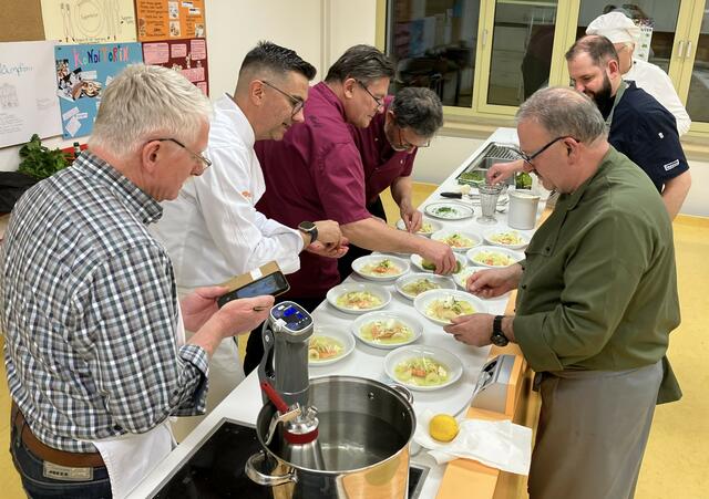 Alle her zum Anichten! Viele Hände sind nötig, um den ersten Gang "Leicht" warm gleichzeitig auf den Tisch zu bekommen.