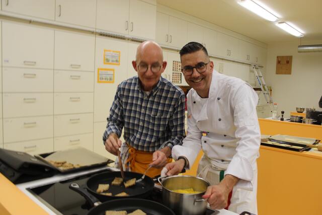 Klaus Hill (links) röstet hier die Schwarzbrot-Scheiben, assistiert von Claudio Erdner, die zu den gratinierten Markknochen gereicht werden.  Dass kochen richtig Spaß macht, sieht man hier an den beiden Hobbyköchen .