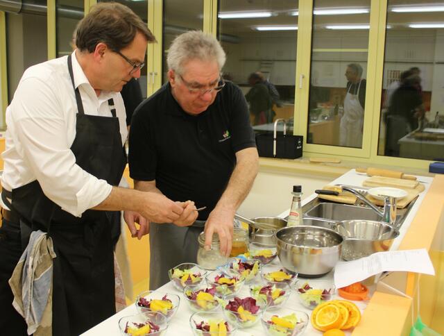 Hier wird das Salatdressing noch mit Honig und Orangensaft von Ziegler und Rupp verfeinert. 