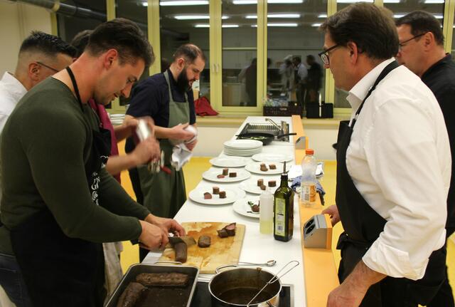 Hier wird das auf den Punkt gegarte Fleisch von Martin Klaus tranchiert und von den Helfern angerichtet. 