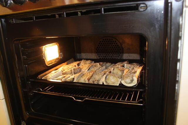 Da läuft einem das Wasser im Munde zusammen - so wird gratiniert. Das Chimichurri kommt erst beim Anrichten auf das gratinierte Knochenmark.