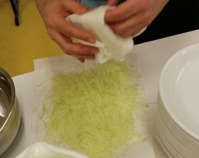 Äpfel- und Staudensellerie in feine Streifen geschnitten, kommen ins Eiswasser, damit sie ihre Konsistenz und Farbe behalten. Sie waren eine Zutat zur Lachsforelle.