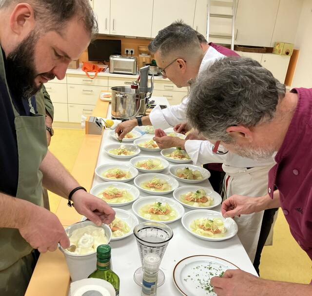 Johannes Steichele macht die Meerrettich-Eis-Nocken, die als letztes vor dem Auftragen auf den Teller kommen. 