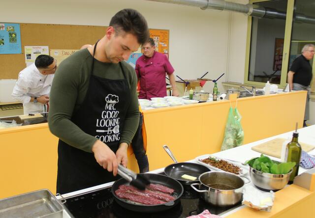 Rundrum kurz heiß anbraten, dann ab in den asiatischen Sud und bei 120 Grad für 25 Minuten in das Ofenrohr. Den Sud hat Martin Klaus als erstes zubereitet, damit er seinen asiatischen Geschmack schön entfalten kann.