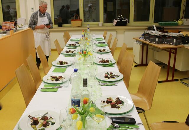 Georg Lipp kontrolliert, ob auch alles auf dem Teller ist. Dazu gab's den Schwarzen Burgunder aus der Pfalz. Und dann hurtig, hurtig schnell zu Tisch.
