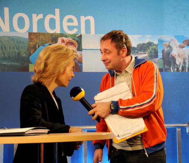 Im Gespräch mit "Alfons": Die CDU-Politikerin Ursula von der Leyen und Emmanuel Peterfalvi, hier ausnahmsweise ohne sein Puschelmikrofon