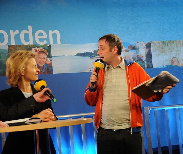 Im Gespräch mit "Alfons": Die CDU-Politikerin Ursula von der Leyen und Emmanuel Peterfalvi, hier ausnahmsweise ohne sein Puschelmikrofon