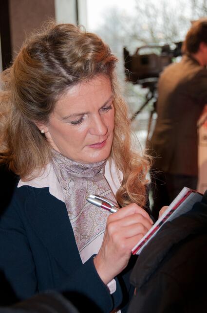 Noch schnell ein Autogramm: Kultusministerin Elisabeth Heister-Neumann