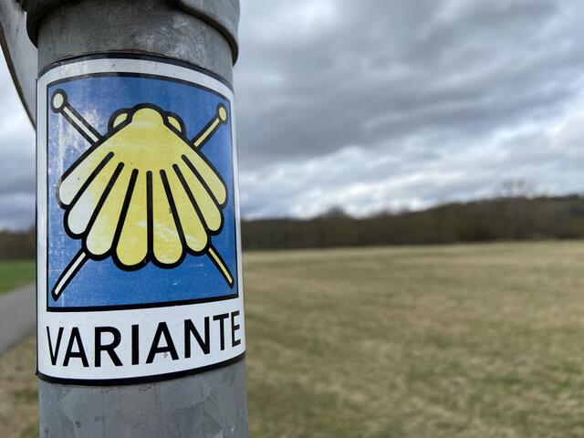 Diesen Hinweis sieht man wenige Meter vor den blauweißen Schildchen.   