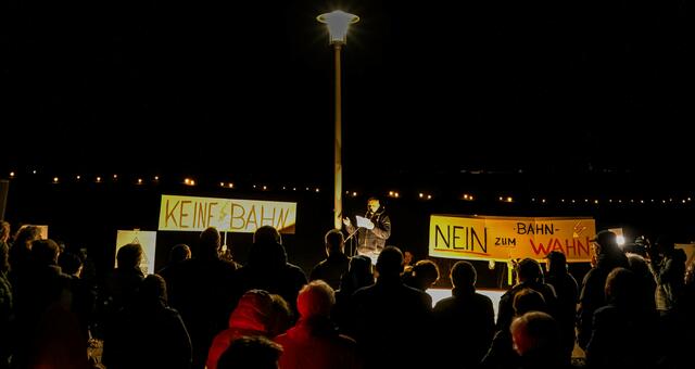 Vor der Lärmkulisse der Autobahn A8 taten die Bürger ihren Unmut kund.