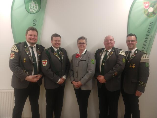 Von links: 1. Vorsitzender Karsten Heimberg mit neuen 1. Jugendleiter Thorben Fischer, neuer 2. Vorsitzenden Silke Langhorst, einstimmig wiedergewählt Marc Rehse und Felix Langhorst | Foto: Schützenverein Gümmer