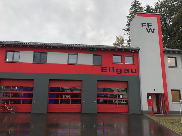 Foto: Stolz sind die Ellgauer auch auf ihr Feuerwehrhaus.
