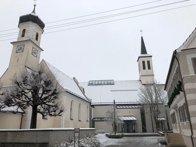 Foto: Das Kirchenensemble zwischen alter und neuer Kirche reiht sich gut in die Dorfmitte ein.