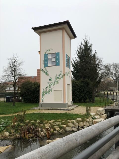 Foto: Am bemalten Trafoturm lässt es sich gut verweilen - daneben fließt der Mühlbach.