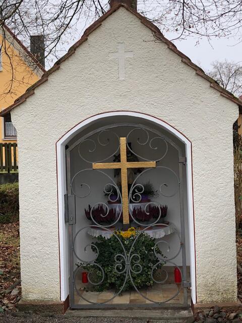 Foto: Die Ellgauer Nepomukkapelle wird liebevoll von Irmgard Schafnitzel betreut.